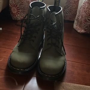 Olive DOC MARTENS